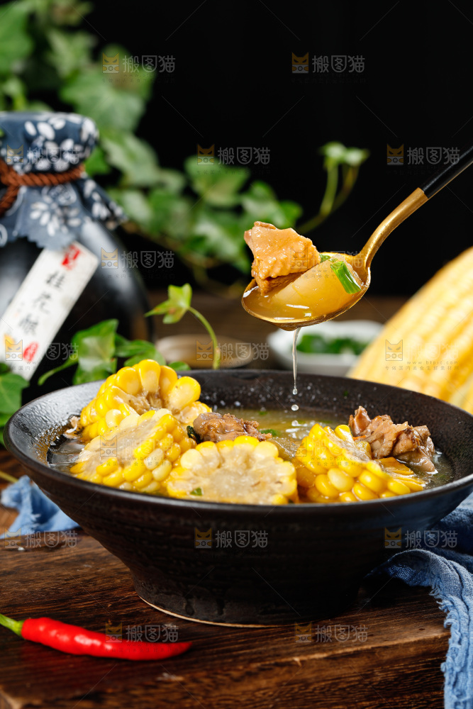盘子里装着鸭肉烧玉米