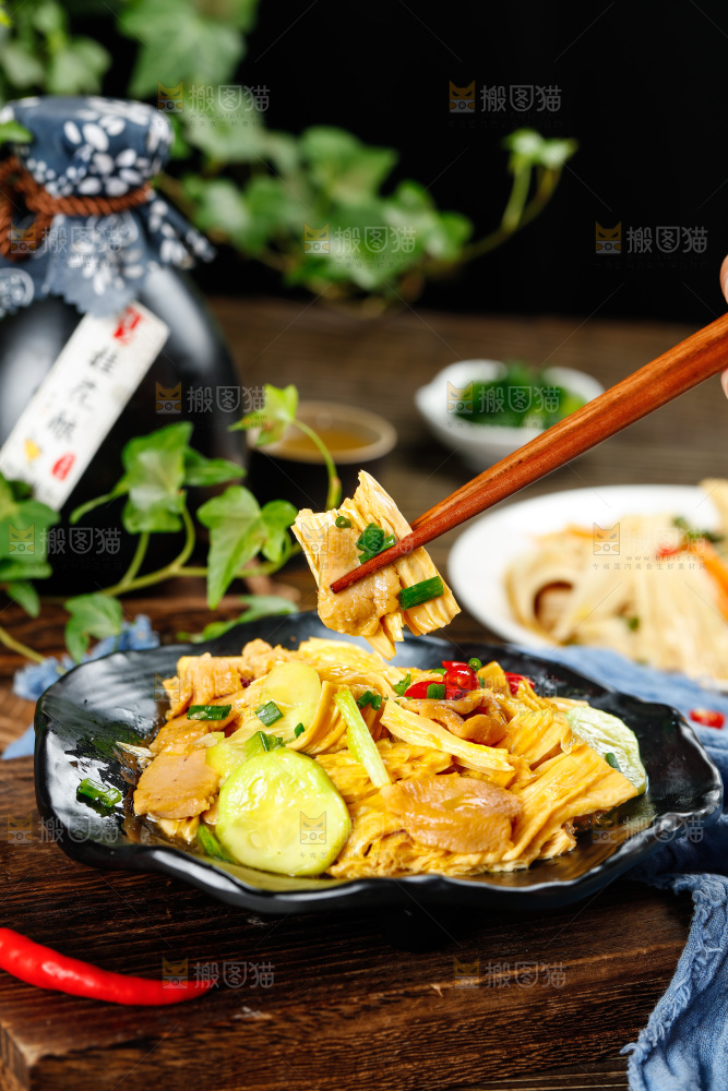 盘子里装着腐竹炒肉