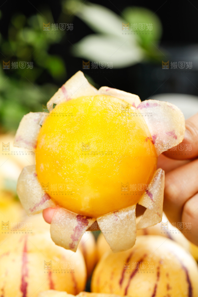 深底上摆放着人参果