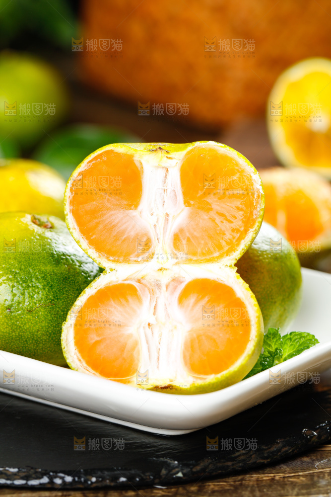 深底上摆放着蜜橘