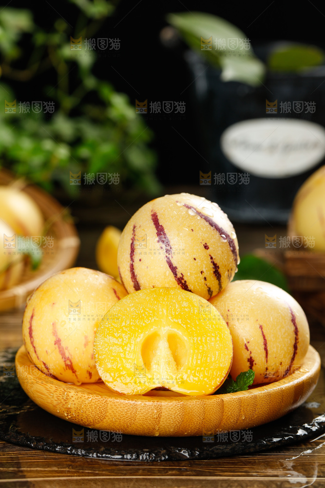 深底上摆放着人参果