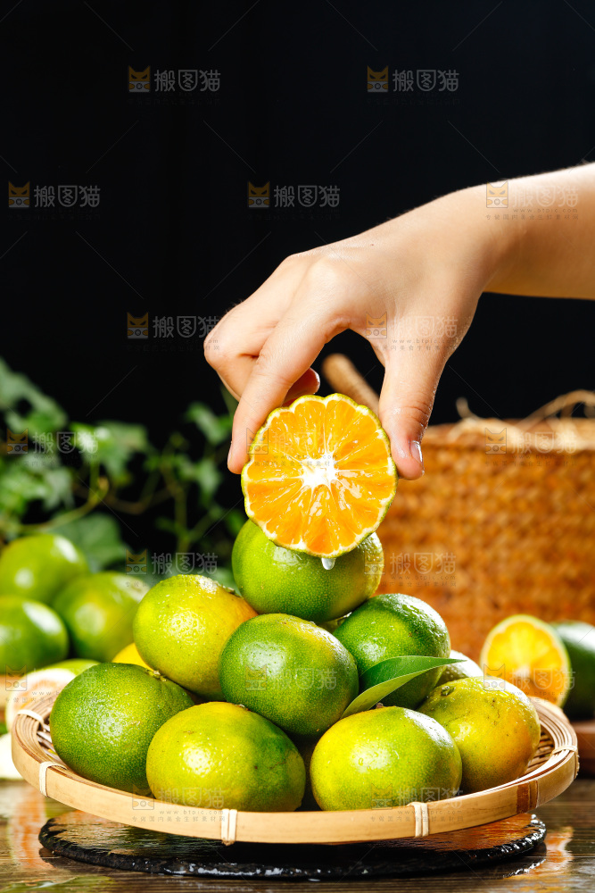 篮子里放着蜜桔