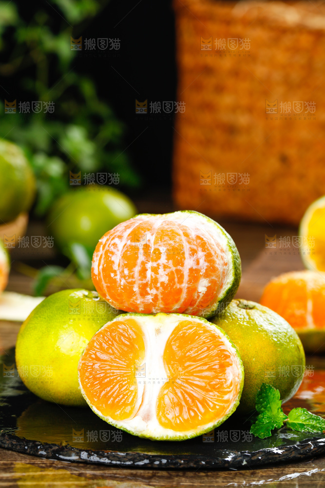 深底上摆放着蜜橘