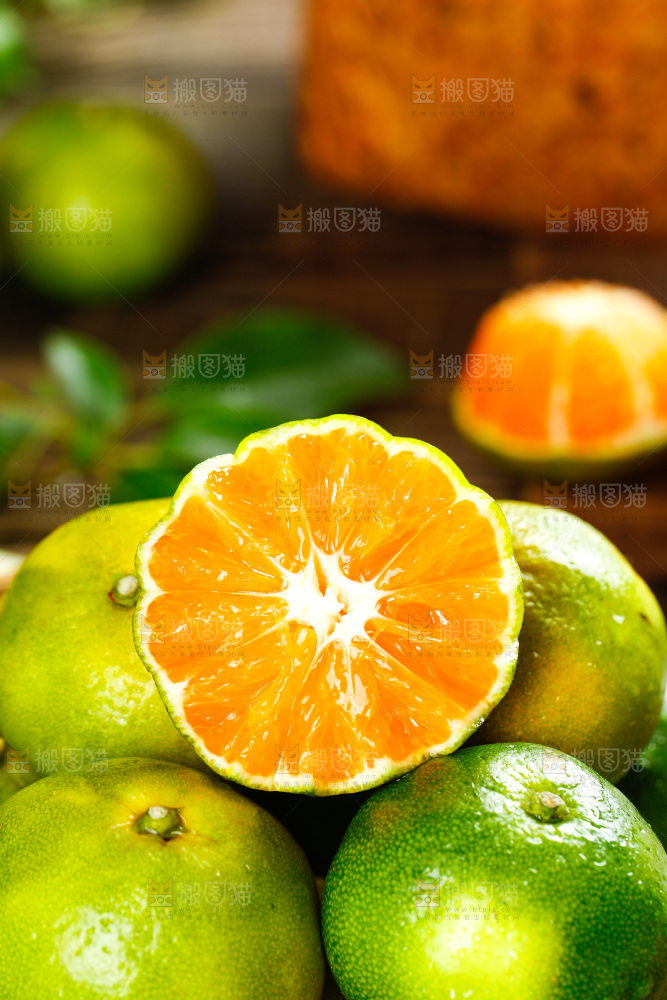 深底上放着橘子