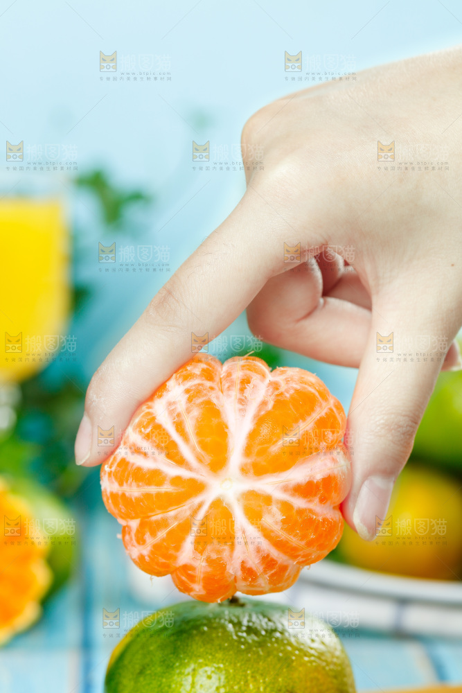 手里拿着蜜橘