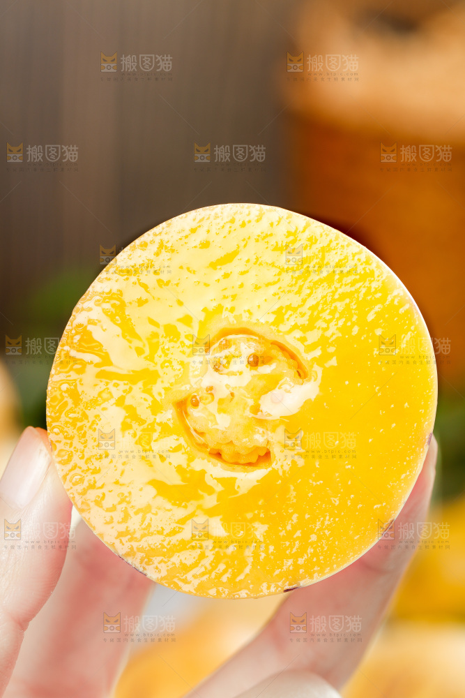 手里拿着人参果