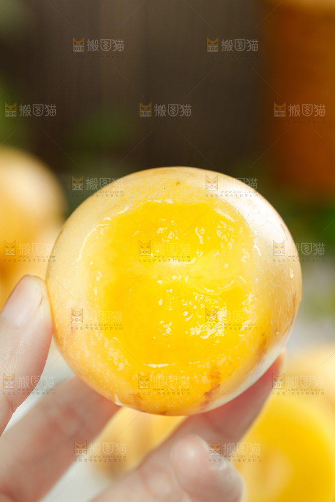 手里拿着人参果