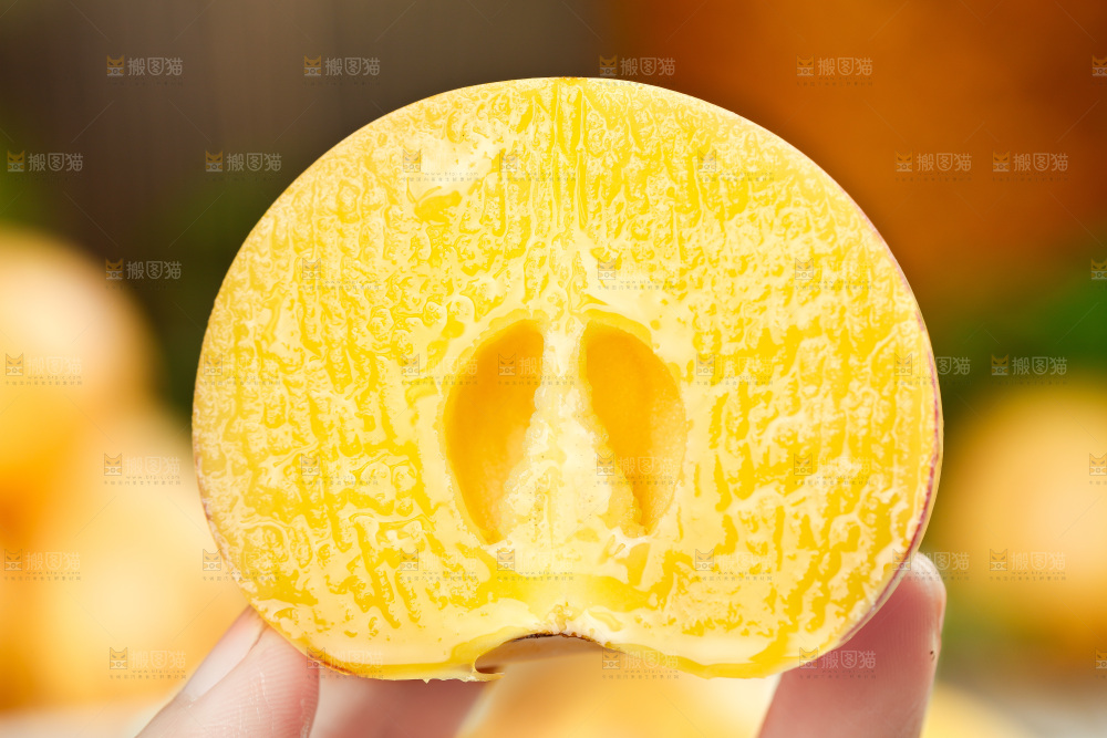 手里拿着人参果