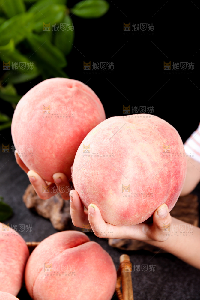 手里拿着大脆桃