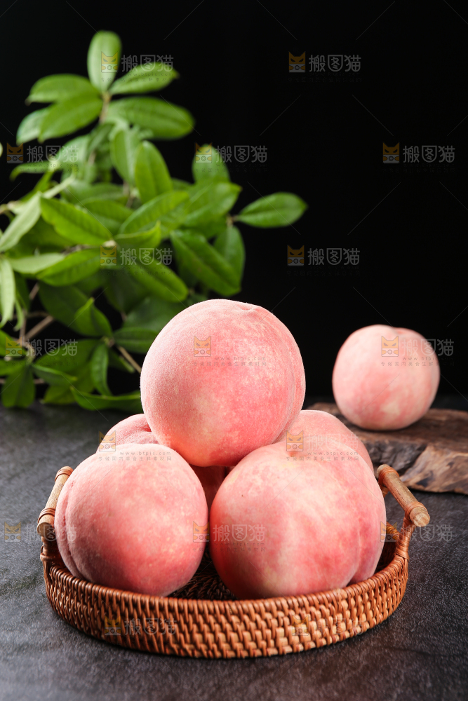 一篮新鲜脆桃