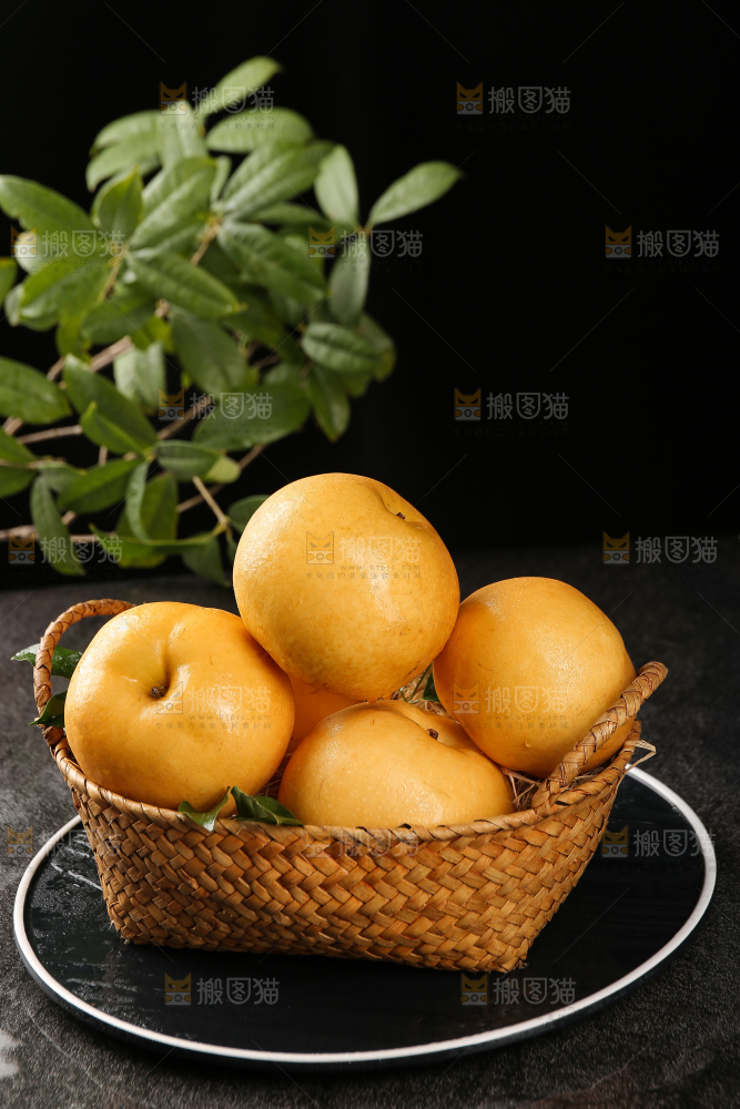 黑底上放着一篮秋月梨