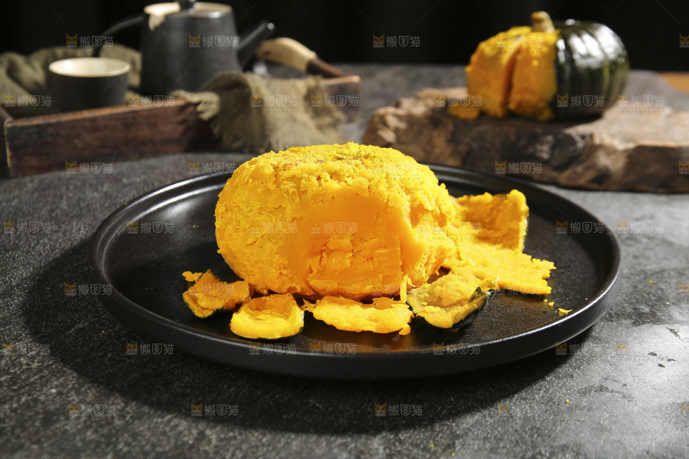 盘子里放着贝贝南瓜