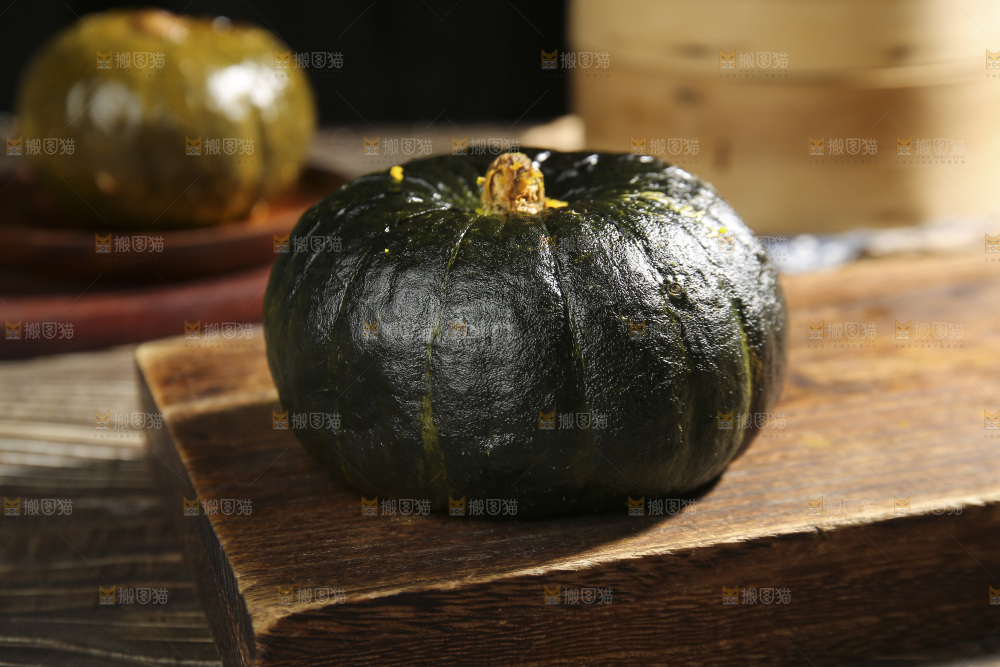 木板上的贝贝南瓜