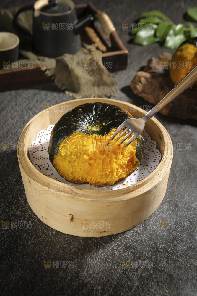 叉子插着贝贝南瓜肉