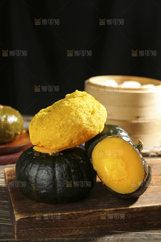 木板上的贝贝南瓜