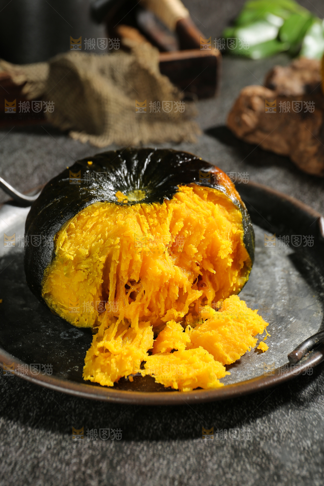 盘子里放着贝贝南瓜