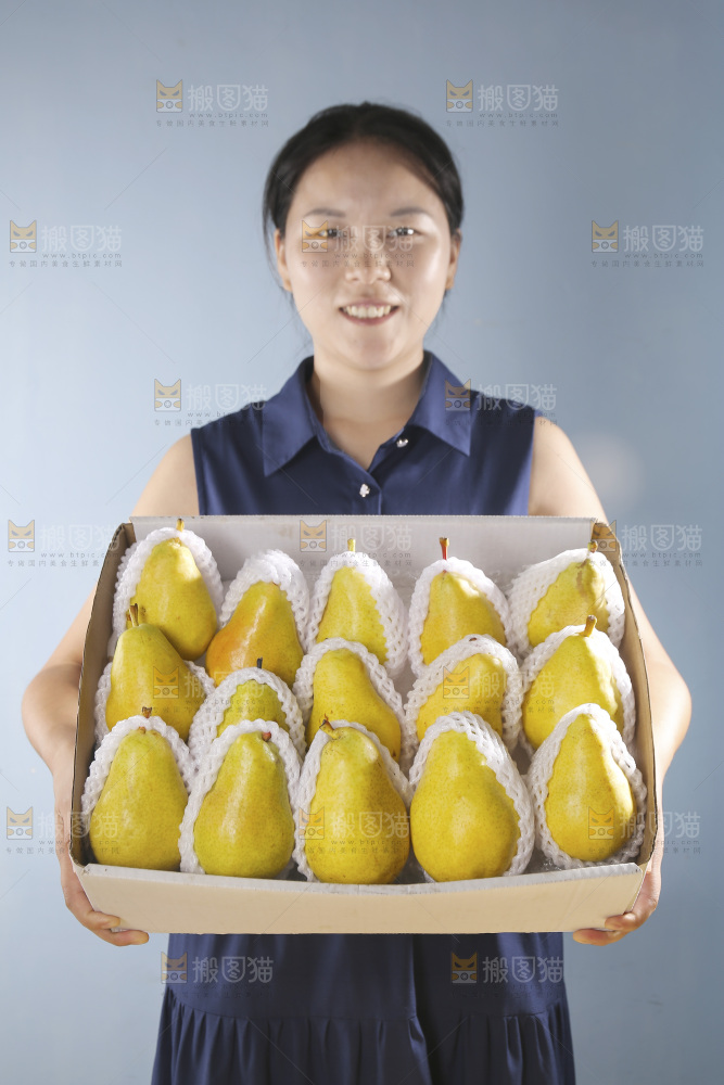 女孩抱着一箱太婆梨
