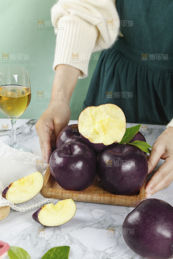 手上端着一盘黑苹果