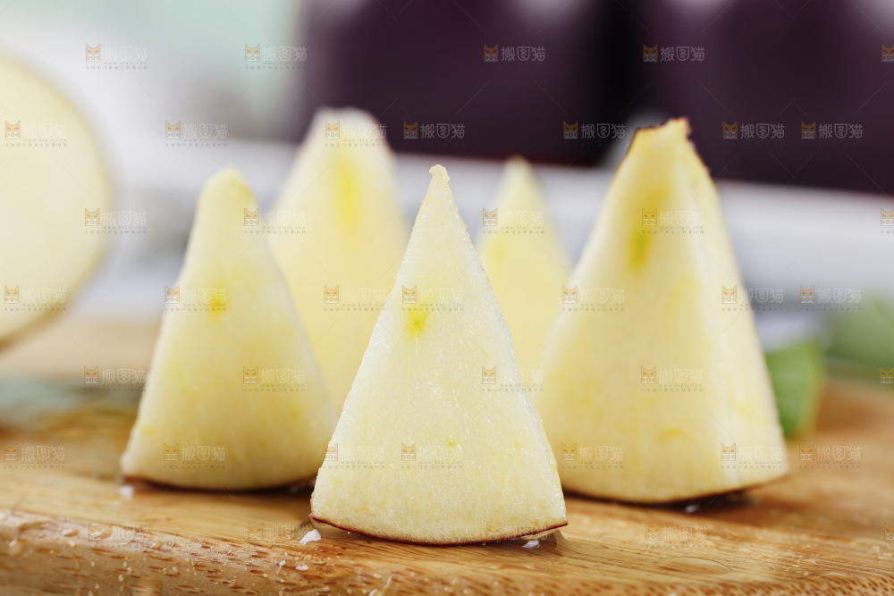 木盘上的黑苹果果肉
