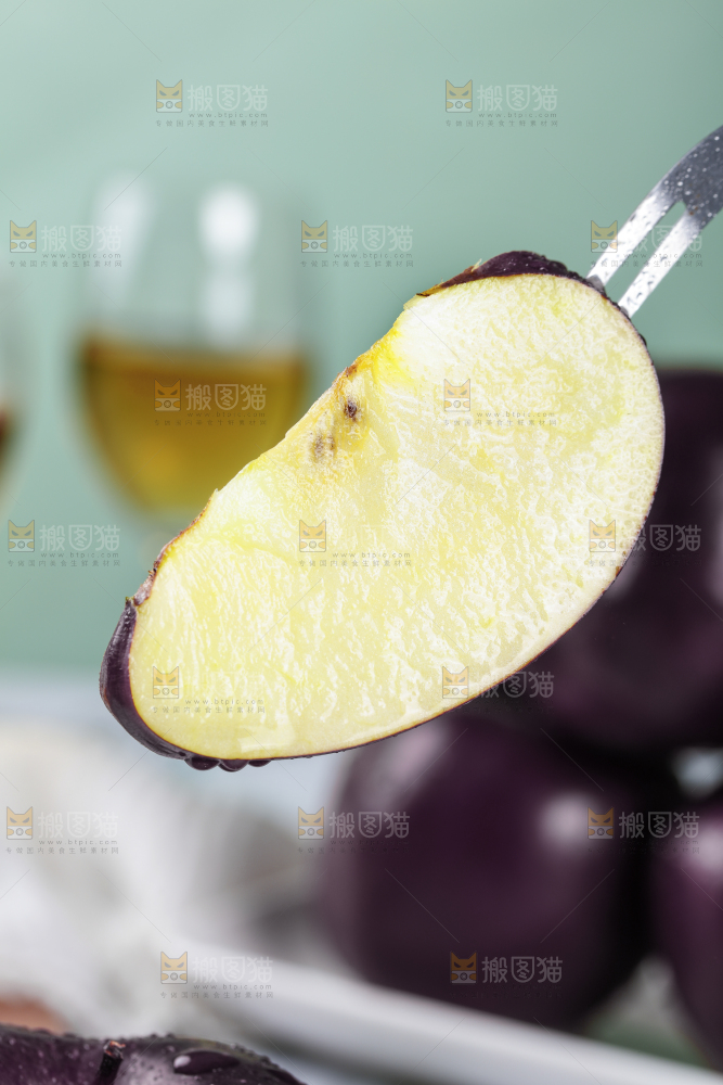 叉子叉着黑钻苹果