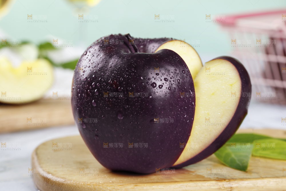 木板上放着黑卡苹果
