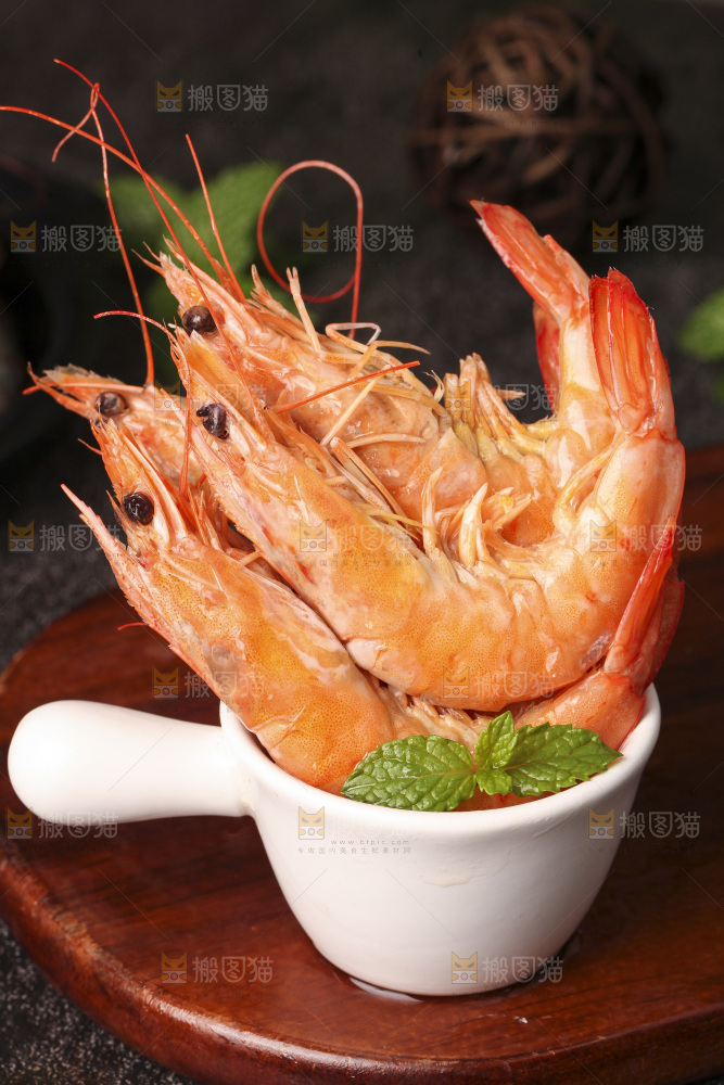 木底上的一碗大虾