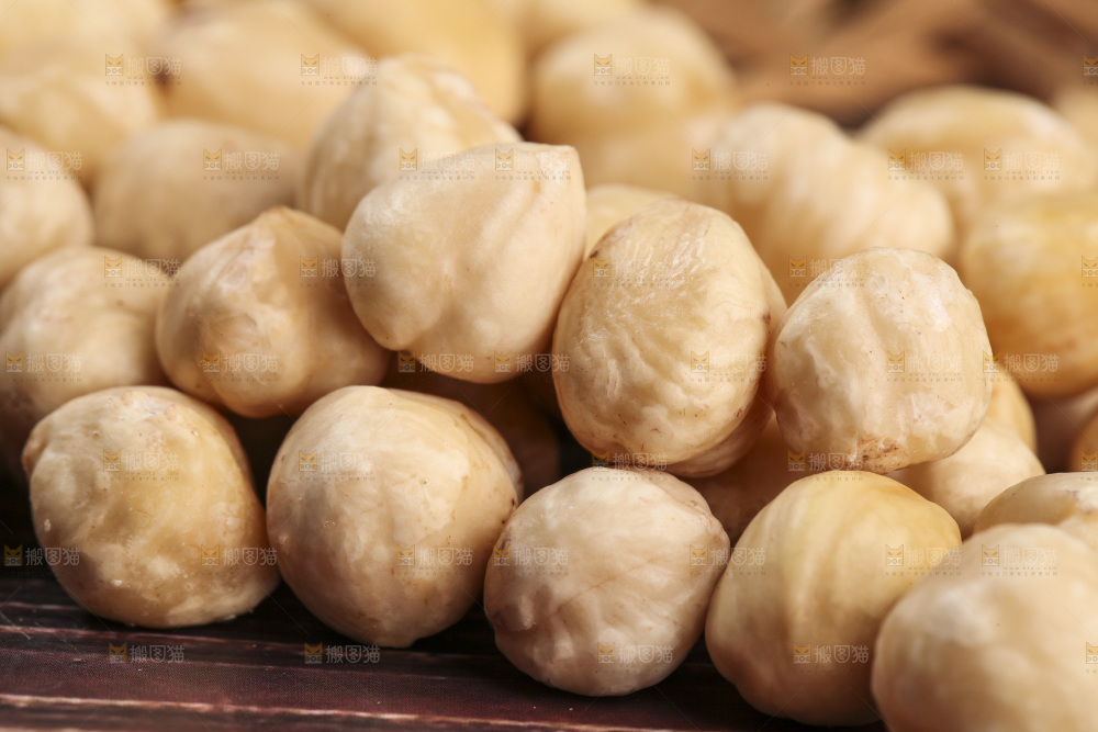 木底上堆放的榛子仁
