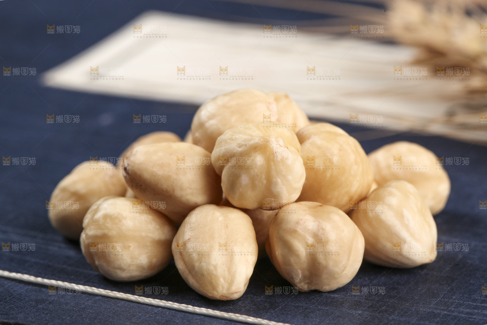 书上堆放着的榛子