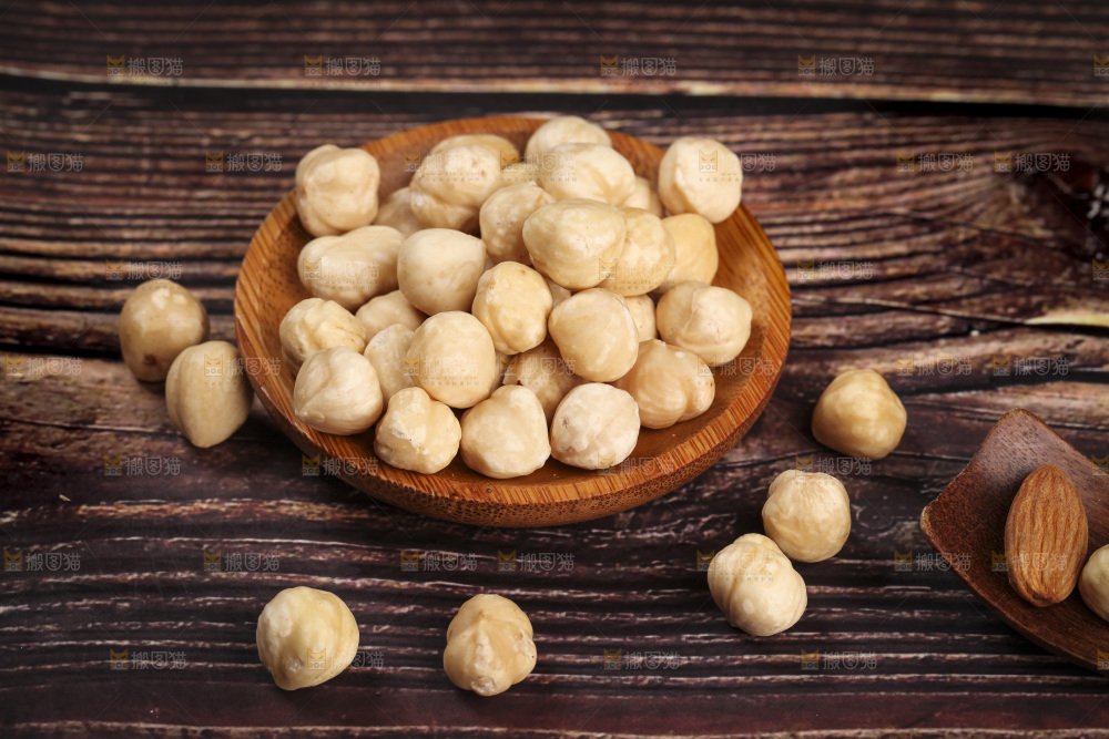 木底上的一盘熟榛子仁