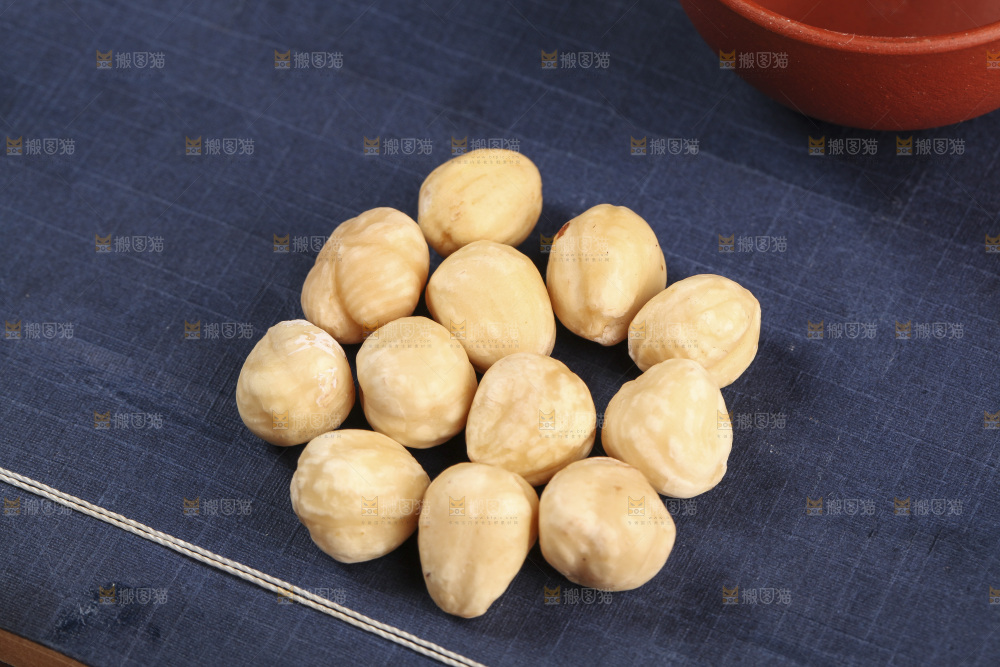书上堆放着的榛子