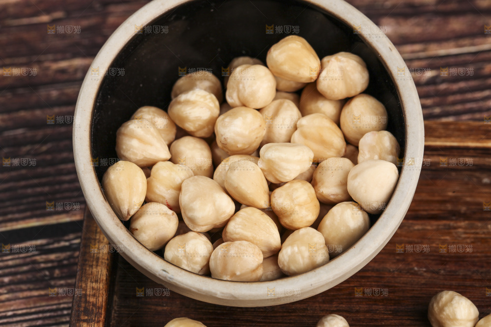 木底上的东北榛子
