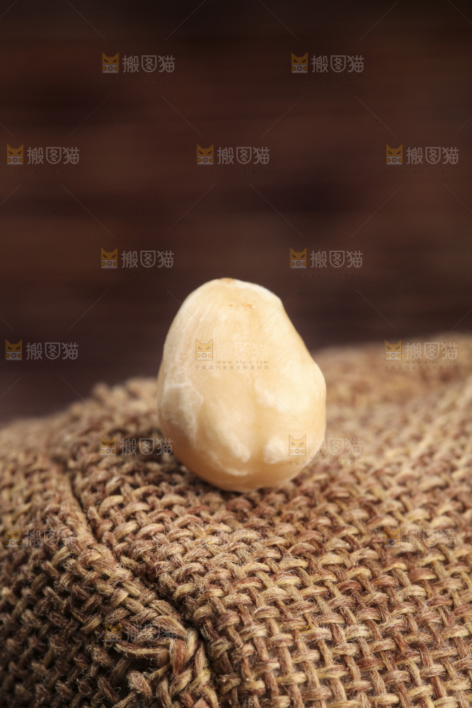 麻袋上的熟榛子仁