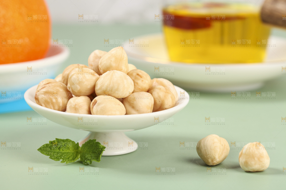 浅底上的一碟榛子仁