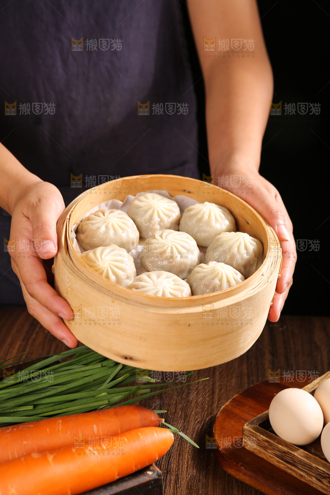 手里端着一笼包子