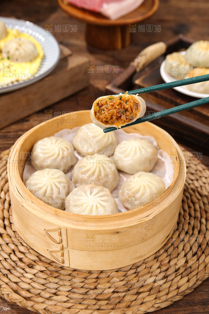 筷子上夹着粉丝包