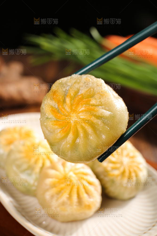 筷子上夹着煎包