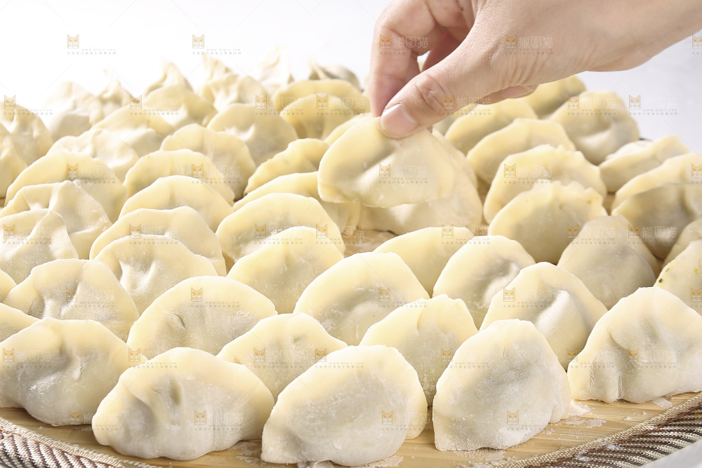 手上拿着手工饺子
