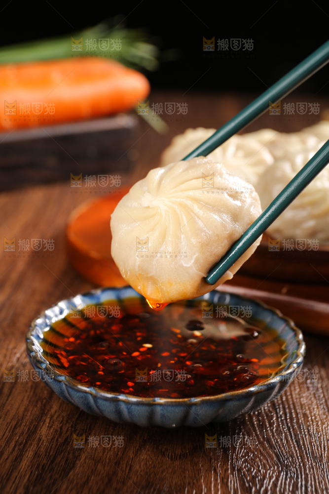 筷子上夹着小包子
