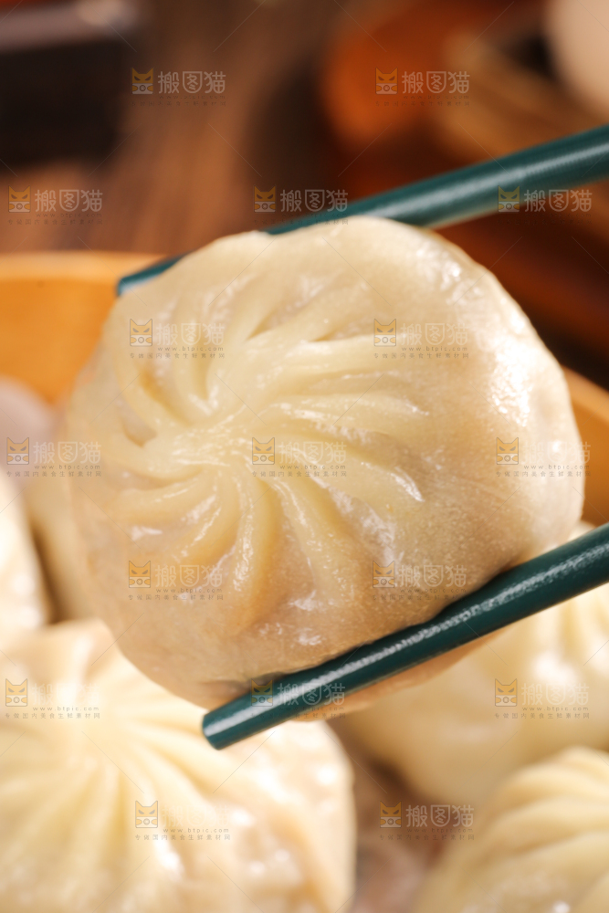 筷子上夹着小包子