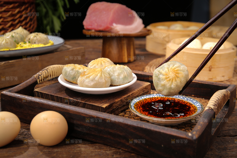 筷子上夹着小煎包