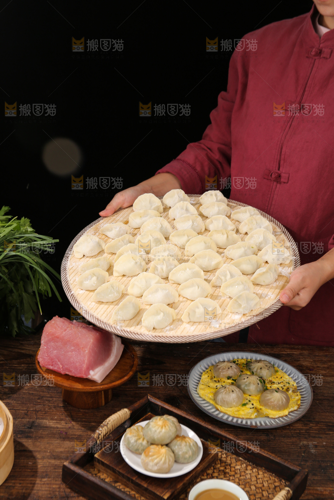 手里端着一盘饺子