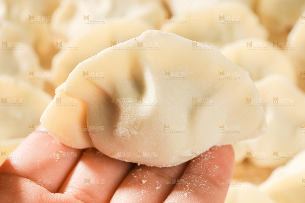 手上放着手工饺子