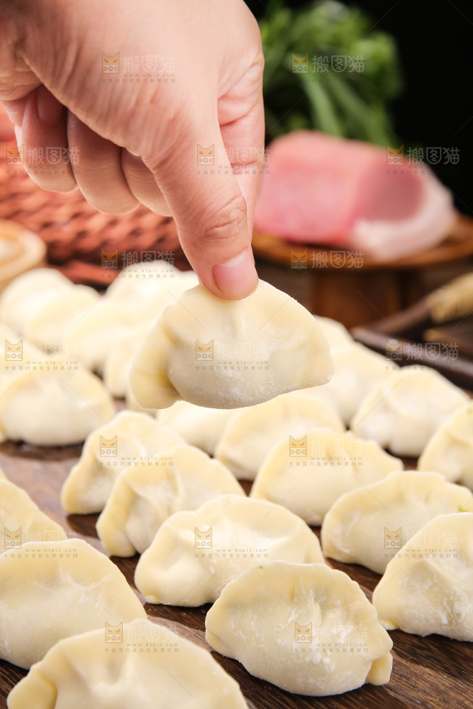 手上拿着手工饺子