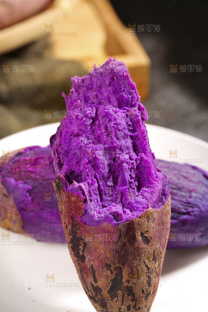 剥皮的紫罗兰紫薯