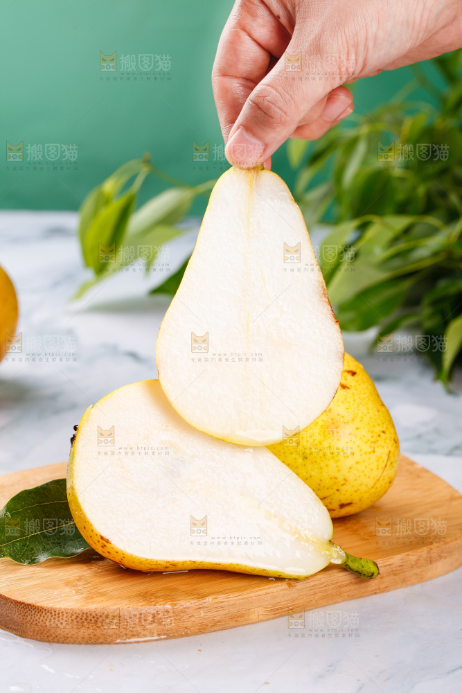 木板上放着的太婆梨