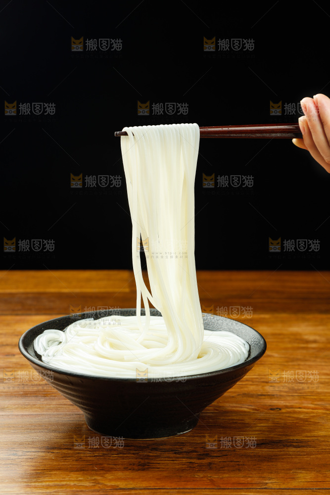 筷子夹着碗里的米粉