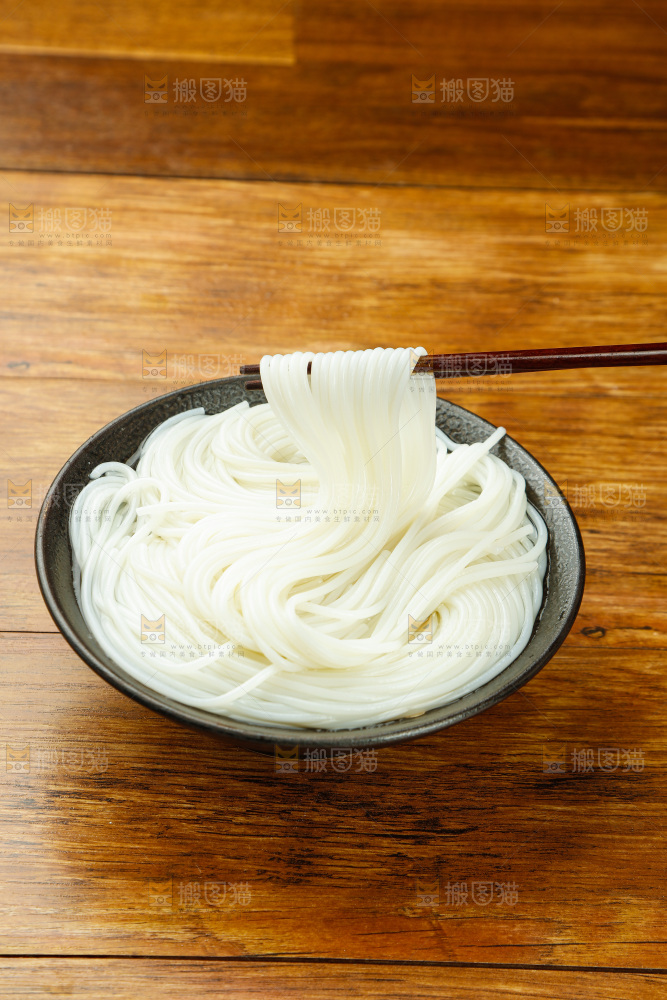 筷子夹着碗里的米粉