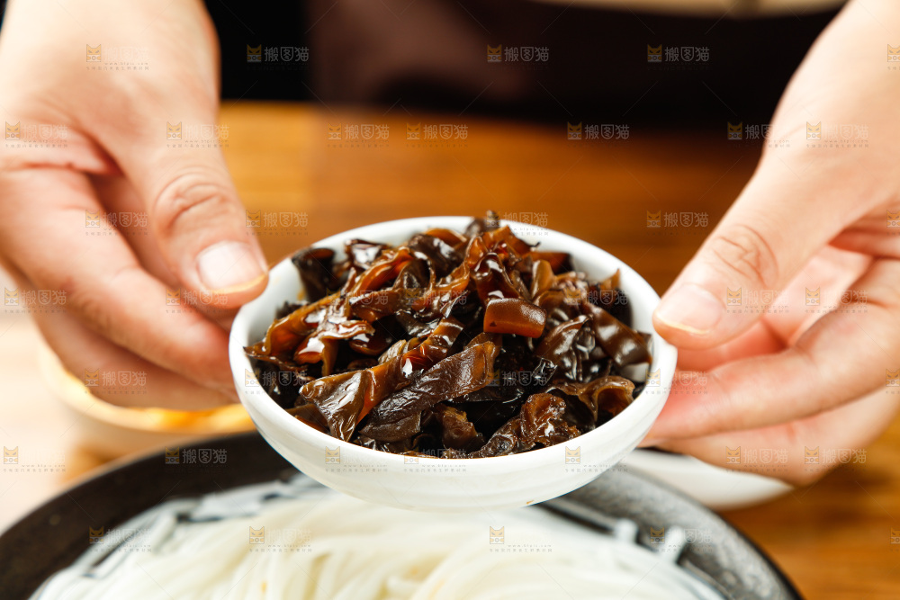 手里端着一碟木耳丝