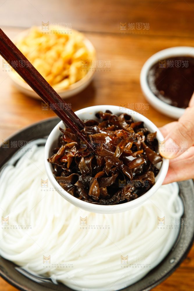 筷子夹着碟子里的木耳丝