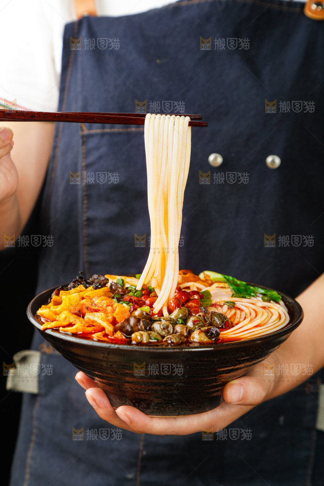 筷子上夹着碗里的螺蛳粉